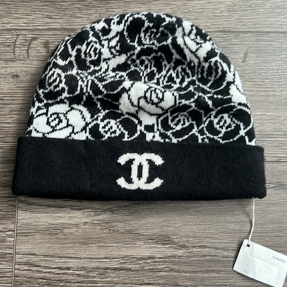 Chanel scarf and hat set - Picture 4 of 8